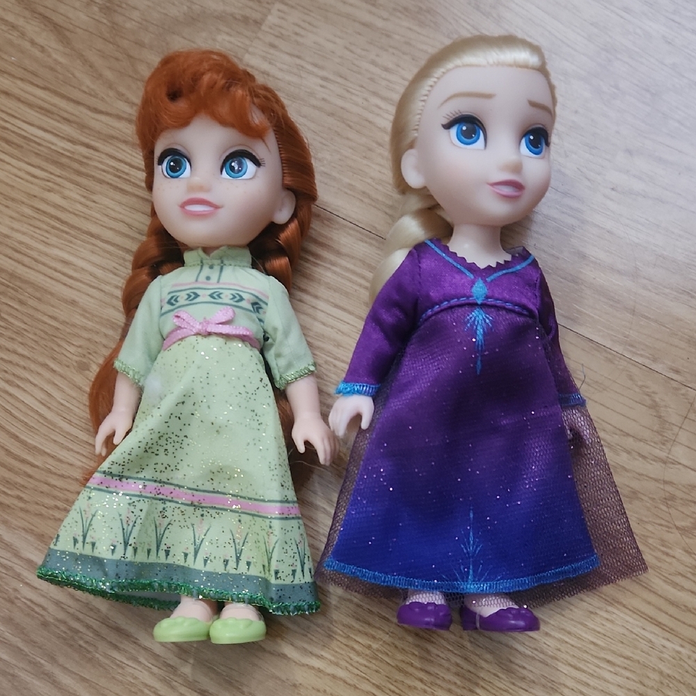 Disney Frozen Anna and Elsa Dolls - Green and Purple Dresses